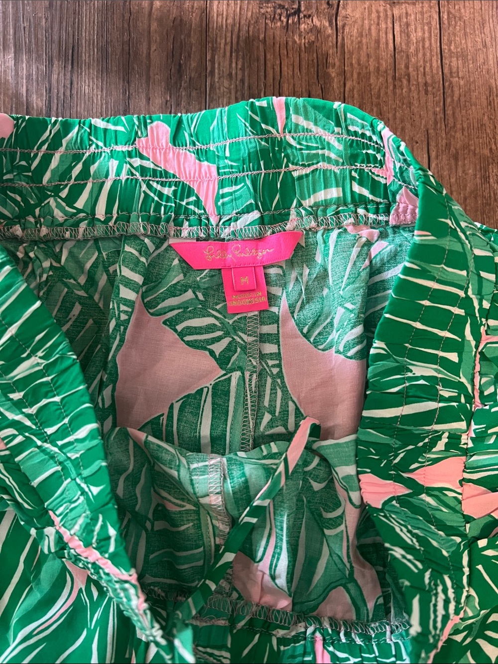 Lilly Pulitzer Green and Pink Tropical Leaf Women’s Shorts - Picture 2 of 2